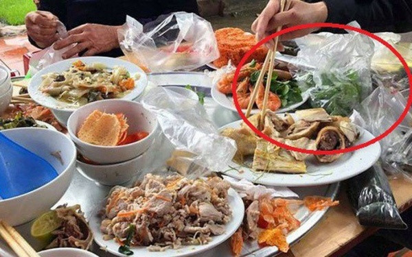 Mới đây, câu chuyện 1 người mẹ mỗi lần đi ăn cỗ thường xuyên gói ghém phần ăn ngon nhất đem về cho con, cho chồng. Đây đáng nhẽ là phần của mẹ được ăn tại mâm cỗ nhưng mẹ lại không dám ăn.