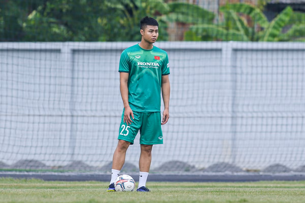 Bên cạnh chiều cao 1m85 nổi trội, Văn Toản có gương mặt tròn cực kỳ trẻ con, anh được người hâm mộ gọi yêu với biệt danh "bánh bao cháy" vì nước da không được trắng cho lắm.