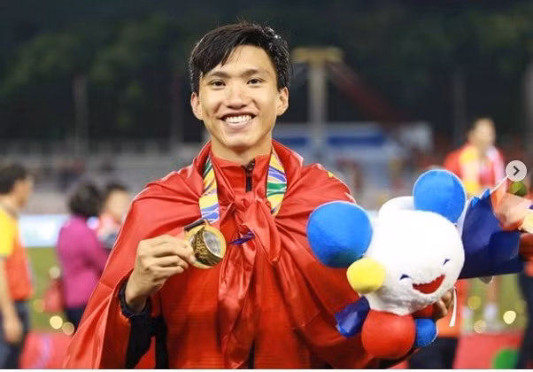 Nhắc tới những ngôi sao sinh năm 1999 đang có mặt trong đội hình đội tuyển Việt Nam thật thiếu xót nếu quên Đoàn Văn Hậu. Cầu thủ quê Thái Bình khẳng định được chỗ đứng của mình khi lên tuyển.