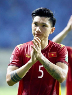 Sở hữu chiều cao trên 1m80 và sự mạnh mẽ, Đoàn Văn Hậu không chỉ chắc chắn trong khâu phòng ngự mà thời gian qua cầu thủ này còn là một giải pháp tấn công biên hiệu quả trong sơ đồ chiến thuật 3-5-2 của HLV Park Hang Seo.