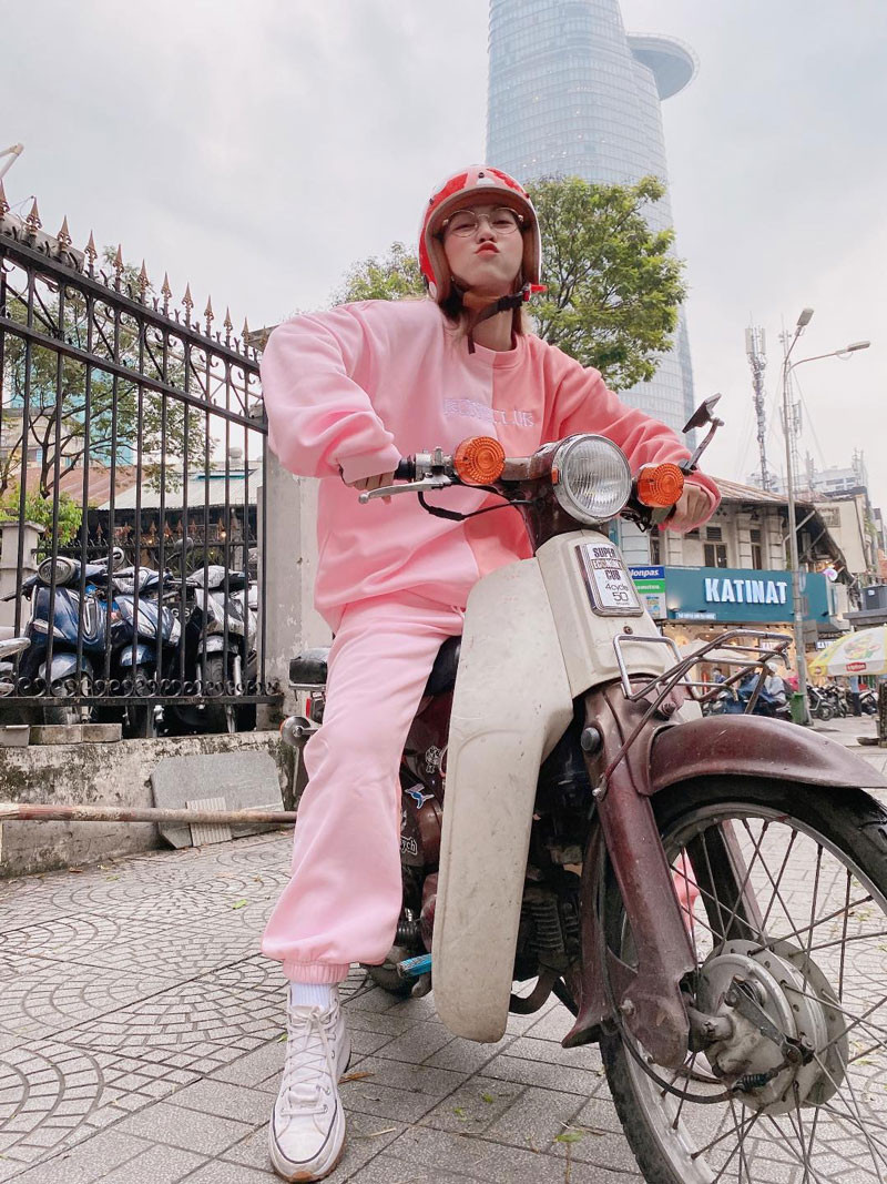 Riêng với trường hợp người điều khiển xe đạp mà buông cả hai tay khi đang tham gia giao thông thì thậm chí còn bị xử phạt vi phạm hành chính.