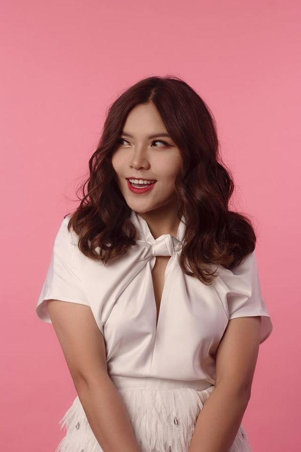 Đặc biệt Tuyết Bít còn sở hữu một trang facebook cá nhân với gần 129.000 folow và fanpage lên tới 585.000 người theo dõi.