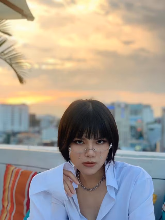 Tuyết Bít Tên thật là Nguyễn Ánh Tuyết, sinh năm 1996 và lớn lên tại Bắc Ninh.