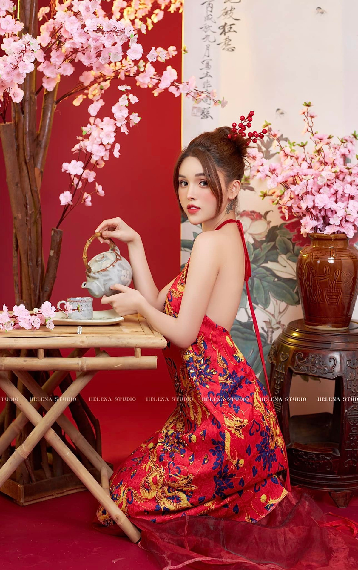 Bên cạnh đó, chiếc eo nhỏ nhắn cộng hưởng cùng vòng 3 nảy nở cũng giúp Tâm Chibi phô diễn thành công thân hình thắt đáy lưng ong mượt mà.