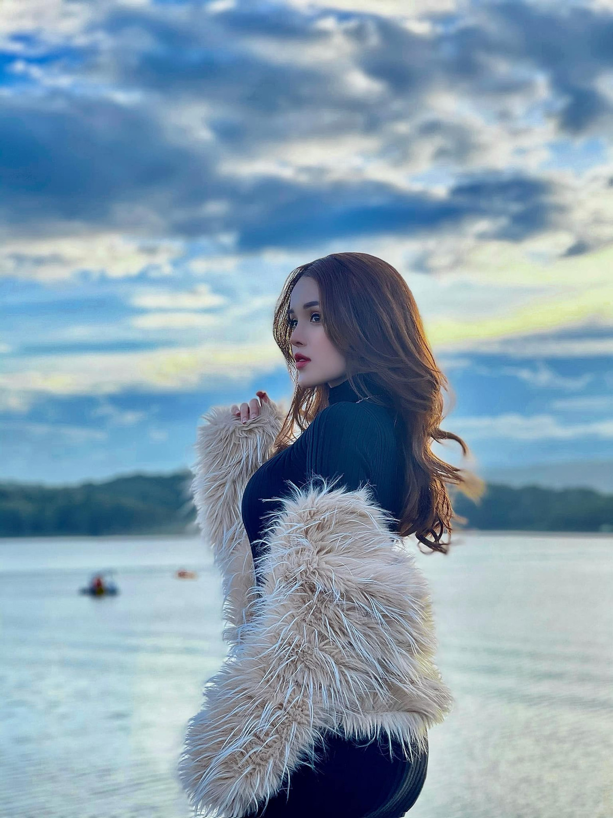 Hình thể đẹp tựa tạc cùng gương mặt ưa nhìn giúp nàng hot girl như hút trọn mọi ánh nhìn từ phía cộng đồng mạng.