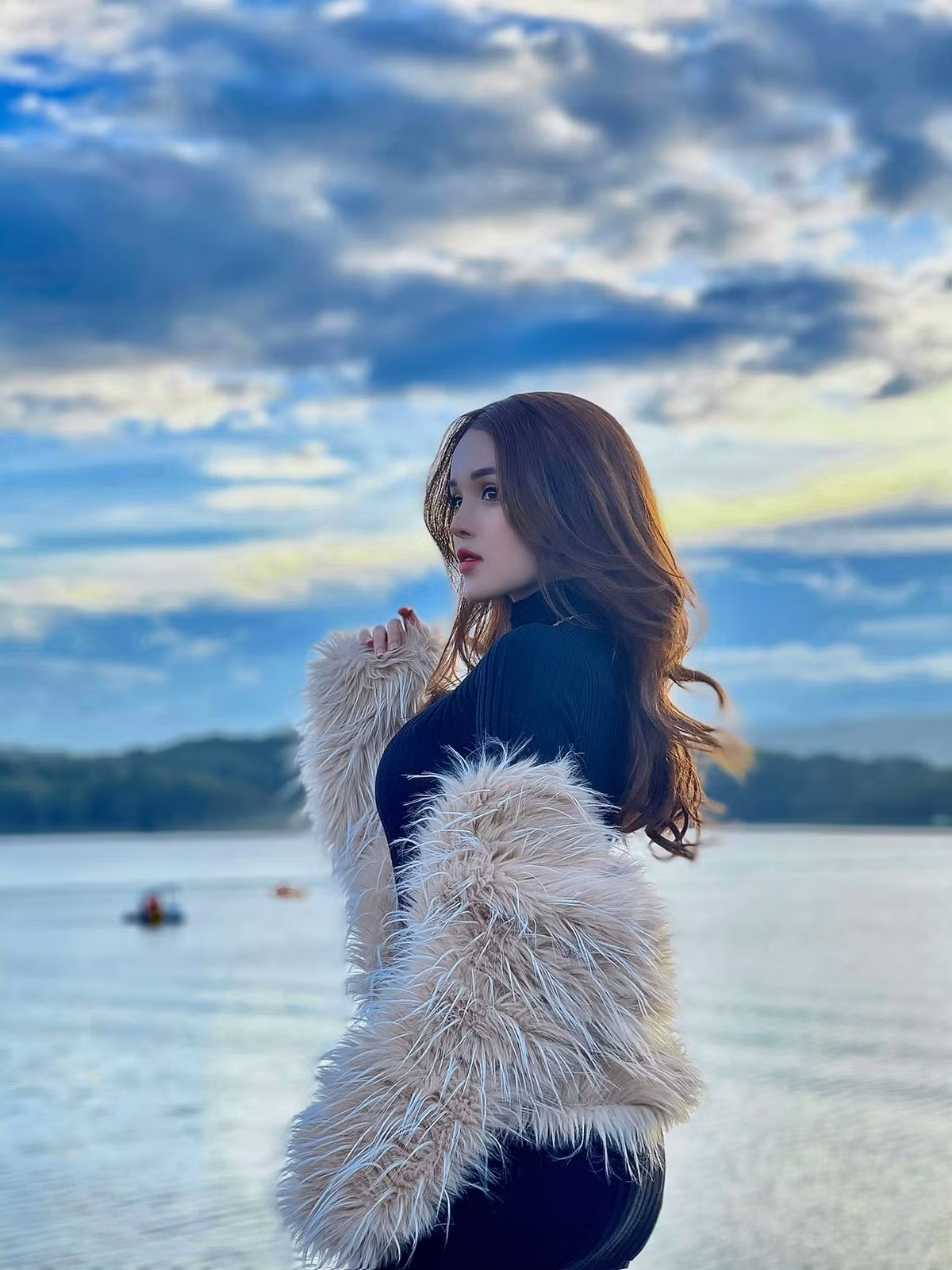 Hình thể đẹp tựa tạc cùng gương mặt ưa nhìn giúp nàng hot girl như hút trọn mọi ánh nhìn từ phía cộng đồng mạng.