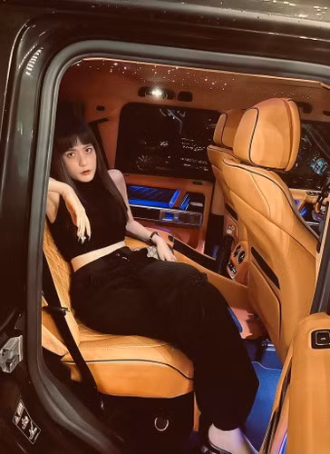 Cụ thể, một tài khoản cho rằng đứng ra quyên góp kiểu này chẳng mấy mà mua được vài con siêu xe hay làm từ thiện là xuất phát từ tâm, chẳng nhận của ai đồng nào thì Đoàn Di Băng không cần phải khoe khoang như vậy lên mạng xã hội.