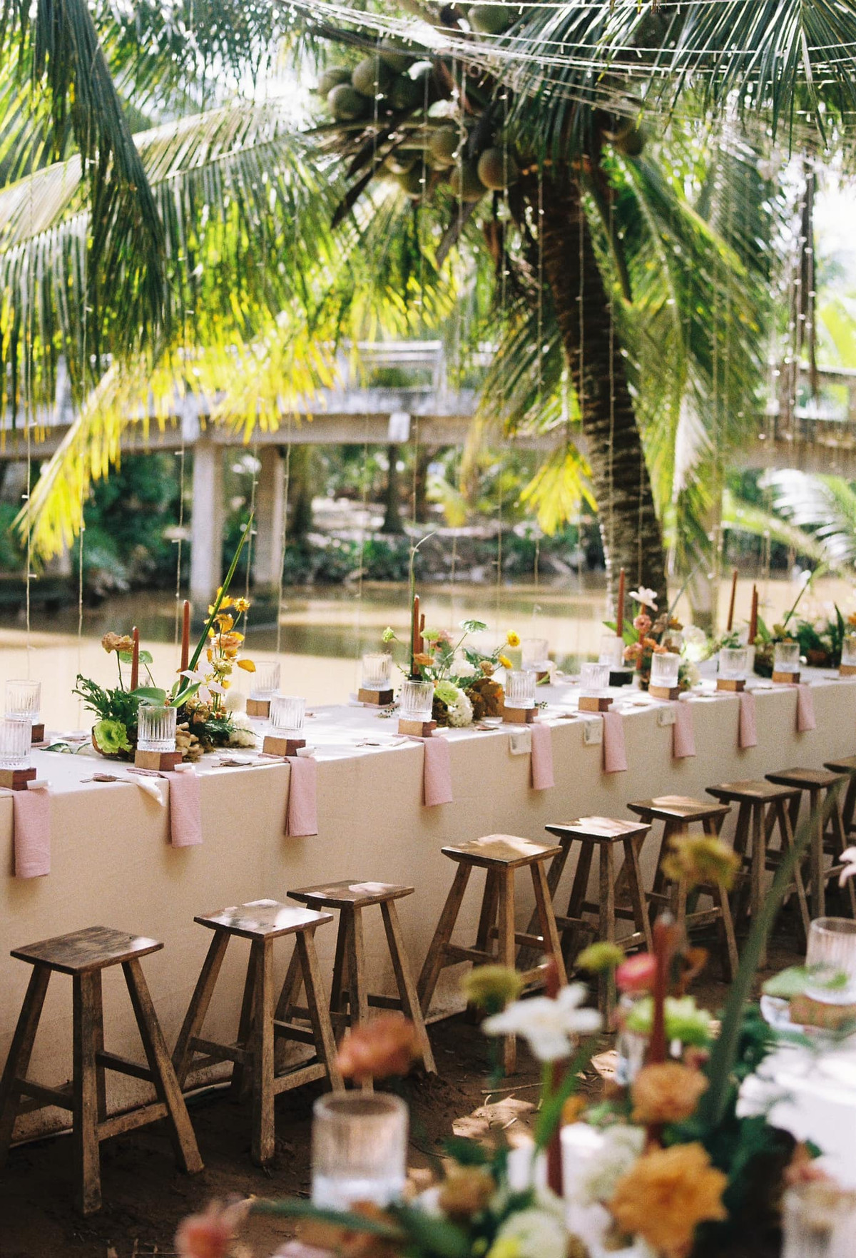 Tiệc cưới đơn giản với khoảng 40 khách mời là gia đình và bạn bè thân thiết