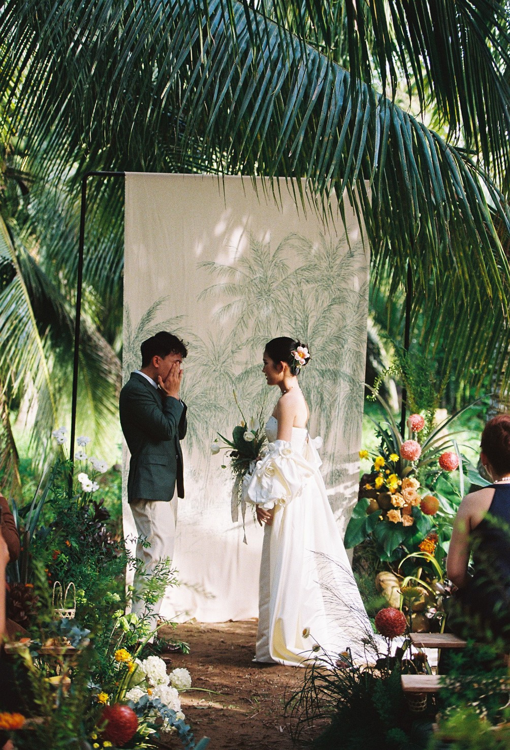 Chú rể là một nhiếp ảnh gia, còn cô dâu làm trong lĩnh vực hoa cưới. Khi chuẩn bị tổ chức đám cưới của mình, cả hai đã quyết định làm một bữa tiệc ấm cúng, mang đậm phong cách xứ Dừa.