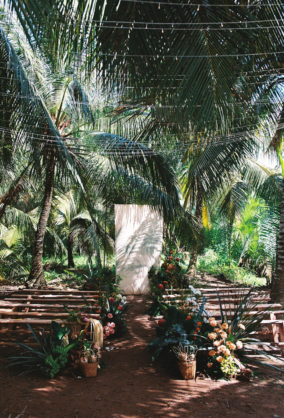 Anh Nghĩa Nguyễn, người thực hiện phóng sự cưới cho cặp đôi chia sẻ: “Đám cưới tuy giản dị nhưng rất ấm cúng, lãng mạn. Khung cảnh giữa rặng dừa xanh mát, ánh nắng nhẹ nhàng và sự mộc mạc của buổi tiệc đã tạo nên một không gian đặc biệt, khiến bất kỳ ai tham dự cũng cảm thấy dễ chịu, thoải mái".