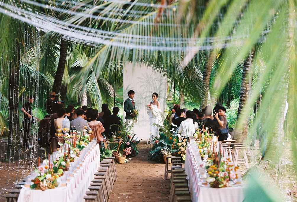 Được biết, chủ nhân của đám cưới là chú rể Khâm Nguyễn (30 tuổi, Tây Ninh) và cô dâu Châu Dương (28 tuổi, Bến Tre). Hai người đã yêu nhau 7 năm trước khi quyết định về chung một nhà.