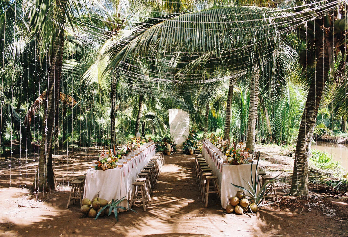Không cần quá nhiều chi tiết trang trí cầu kỳ, chỉ với bàn ghế mộc mạc, những dây đèn trang trí nhẹ nhàng và không gian thoáng đãng, tiệc cưới vẫn toát lên vẻ đẹp tự nhiên, ấm cúng