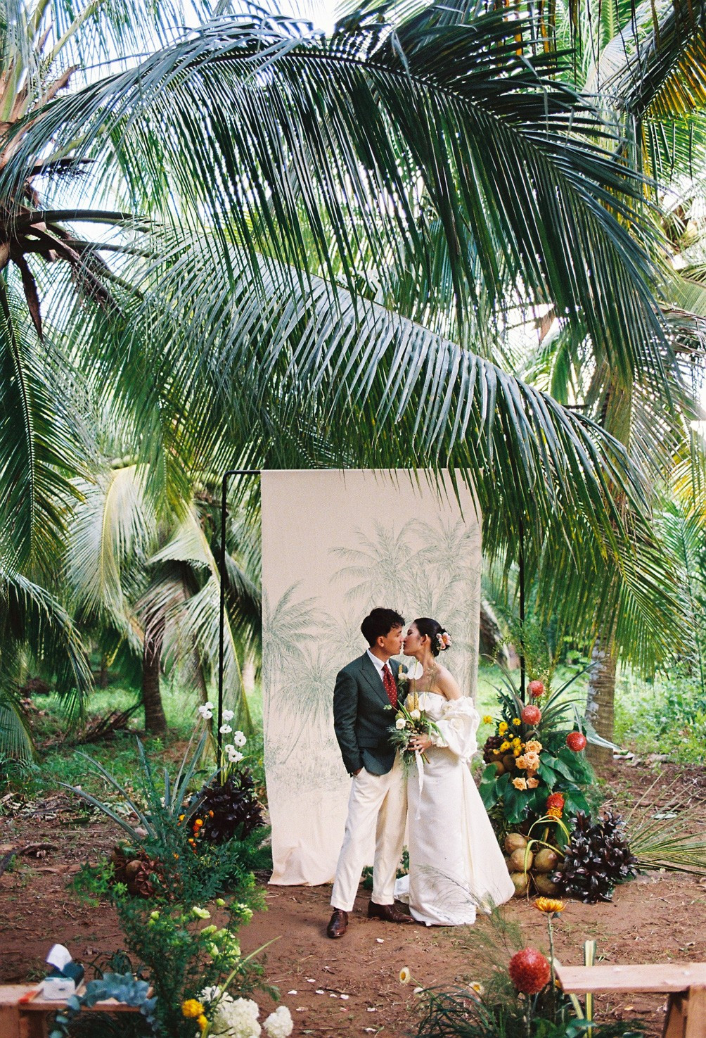 Và đám cưới đặc biệt của họ đã được tổ chức ngay giữa vườn dừa nhà cô dâu.