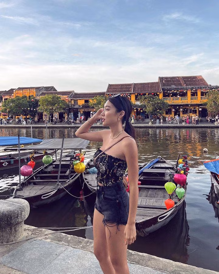 Gai xinh day Yoga den Hoi An khoe gu an mac cuc chay