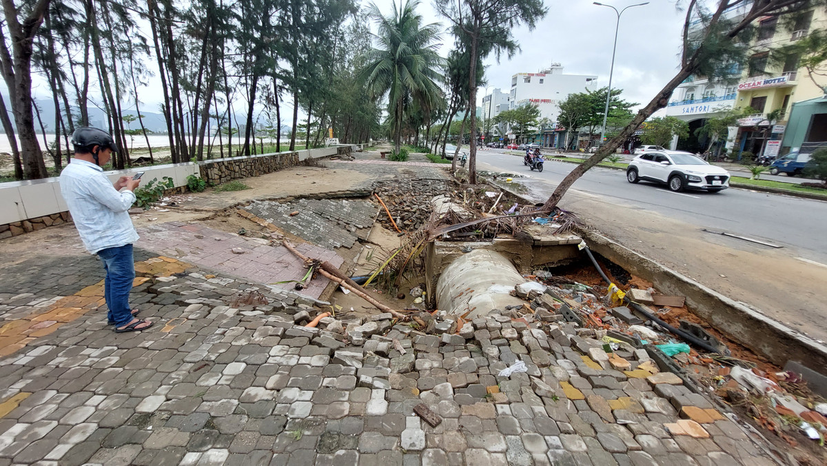 Đường phố Đà Nẵng chứng kiếm nhiều điểm sạt lở sau khi cơn lũ đi qua.