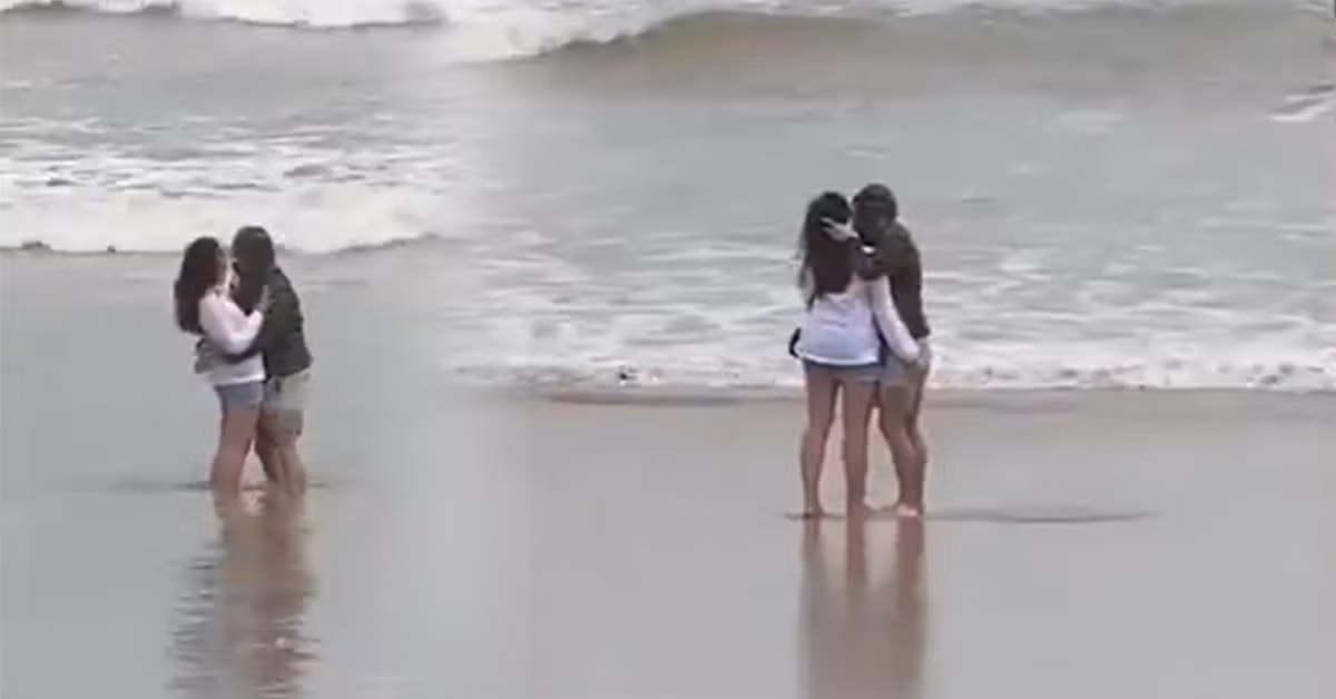 Được biết, ngày hôm qua 14/10, Đà Nẵng đã có một đêm không ngủ khi bà con kêu cứu khắp nơi vì lượng nước dâng lên quá nhanh. Đã có một số trường hợp bị lũ cuốn trôi và ra đi mãi mãi, có em còn đang đi học, còn cả tương lai phía trước.