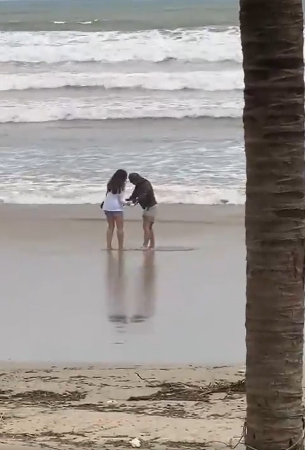 Nhiều dân mạng cho rằng, hành động của cặp đôi rất nguy hiểm vì Đà Nẵng vừa trải qua trận lũ lịch sử và mưa chưa có dấu hiệu chấm dứt hẳn. Việc biển động nhưng vẫn đứng chơi như vậy tiềm ẩn rủi ro lớn.