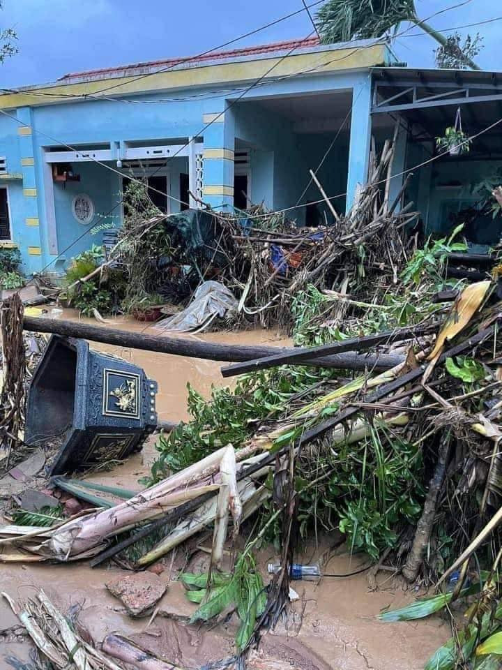 Bão số 5 tuy đã suy yếu thành áp thấp nhiệt đới nhưng vẫn gây ra mưa to lên các tỉnh miền Trung. Lũ tại Đà Nẵng đã rút phần nào nhưng các tỉnh khác như Thừa Thiên Huế, Quảng Trị… tiếp tục hứng chịu những trận mưa lớn. Nhiều địa điểm đã cập nhật tình hình ngập lụt nặng.