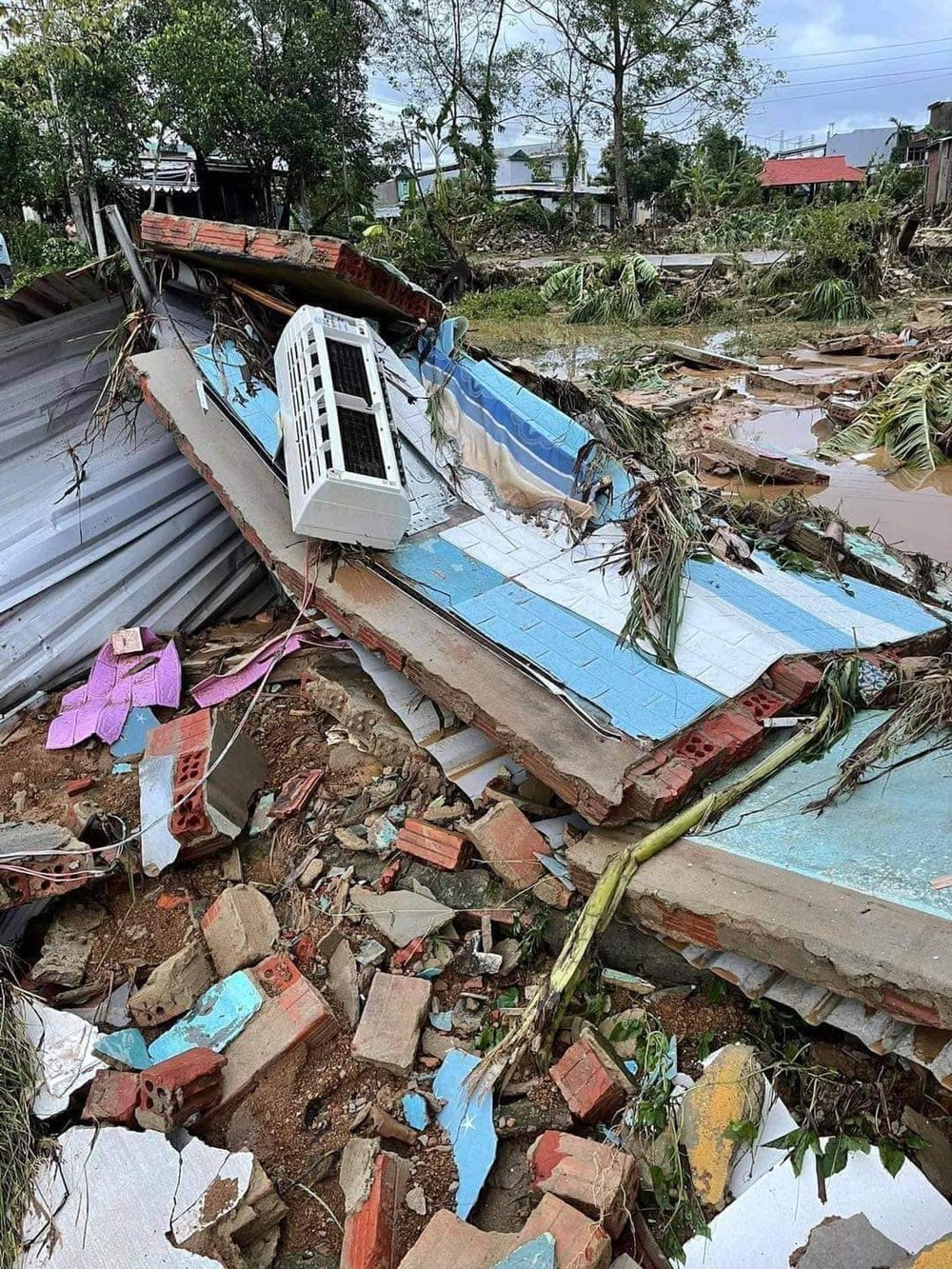 Nhà cửa nhiều nơi đổ sập, để lại đống tan hoang, hòa lẫn cùng bùn đất. Nhìn cảnh này, dân mạng không khỏi xót xa, chỉ biết động viên để bà con Đà Nẵng cố gắng vượt qua khó khăn.