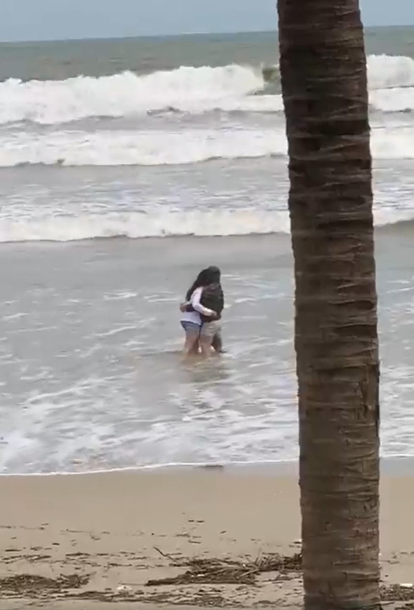 Tuy nhiên, một số ý kiến lại bênh vực, cặp đôi đứng chơi không quá xa bờ, trời lại đang tạnh nên chưa đến mức quá nghiêm trọng. Mọi người nên có cái nhìn thoáng hơn và bớt gay gắt.