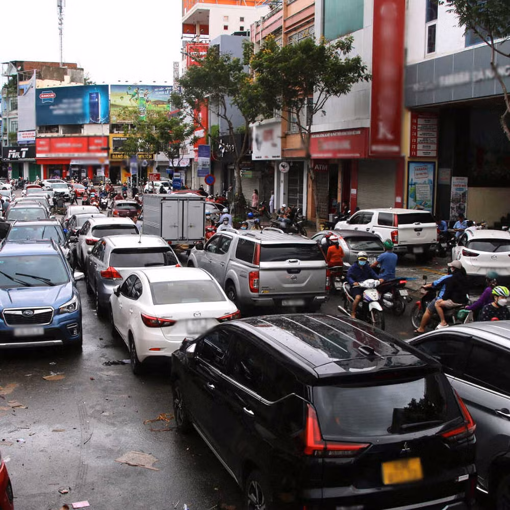 Miền Trung quanh năm bão, hứng chịu thiên tai khiến ai cũng phải xót xa. Những ngày tới bà con tuyệt đối không được chủ quan, phải luôn cảnh giác, đề phòng lũ lụt.
