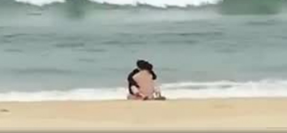 Sau khi được chia sẻ, đoạn clip nhận về nhiều sự quan tâm bàn luận từ cư dân mạng. Nhiều người không khỏi ngỡ ngàng, không hiểu tại sao cặp đôi này lại có thể làm “chuyện ấy” ở một nơi công cộng như vậy. Thậm chí có ý kiến cho rằng đôi nam nữ này quá chủ quan nếu hình ảnh này thật sự được ghi lại ở Đà Nẵng thì khá nguy hiểm vì cơn bão Noru đang tiến vào đất liền, dự báo gây ảnh hưởng trực tiếp đến thành phố này.