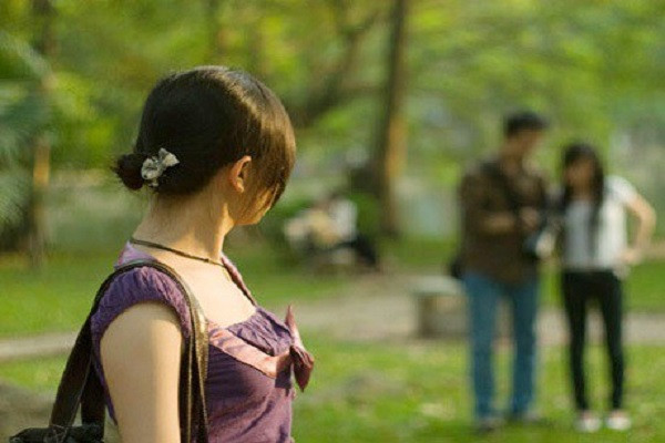 Vo chet lang khi 'cham mat' chong chua cuoi cua co dong nghiep