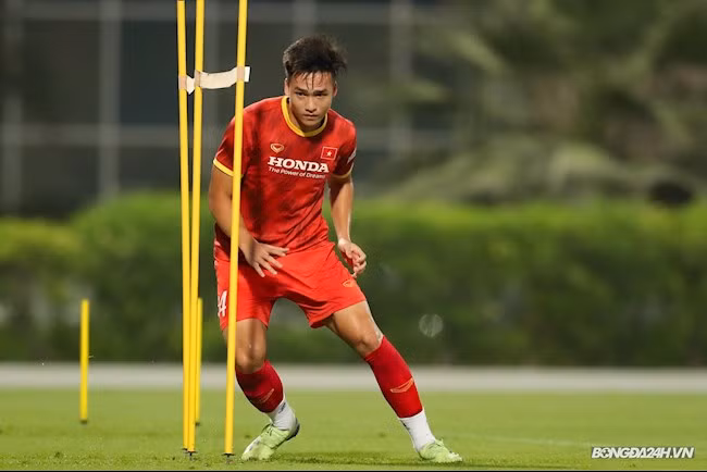 Để vá vị trí nơi hàng phòng ngự sứt mẻ, mới đây HLV Park Hang Seo đã gọi trở lại cầu thủ trẻ Bùi Hoàng Việt Anh.