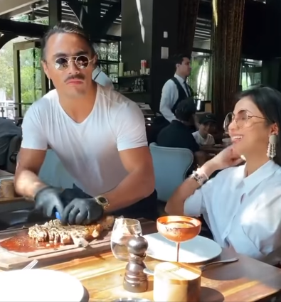 Tuy nhiên không ít cư dân mạng vẫn tò mò về cuộc sống hiện tại của "Thánh rắc muối". Liệu rằng anh có biết mình từng phục vụ cho nữ bệnh nhân Covid-19 thứ 17 không?