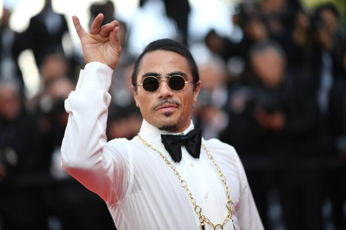 Salt Bae trở nên nổi tiếng nhờ vẻ ngoài ngầu và video ghi lại cảnh rắc muối hài hước không giống ai. Sau đó, anh chàng thường xuyên xuất hiện tại những sự kiện lớn, phục vụ các ngôi sao tiếng tăm trong làng giải trí thế giới.