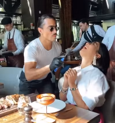 Trên trang fanpage của mình, Salt Bae vẫn đăng tải những video hướng dẫn nấu ăn, phục vụ thực khách như thường và không mảy may đá động gì đến dịch bệnh.