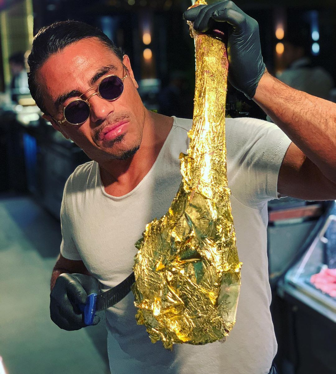 Để được ăn uống dưới sự phục vụ của Salt Bae, hầu hết các khách hàng phải trả giá rất cao và vô cùng nổi tiếng.