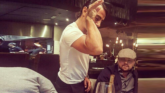 Salt Bae có tên thật là Nusret Gokce (37 tuổi), anh là một đầu bếp người Thổ Nhĩ Kỳ. "Thánh rắc muối" vô cùng nổi tiếng và hiện là chủ của chuỗi nhà hàng Nusr-Et – Turkish steak houses có chi nhánh tại nhiều quốc gia trên thế giới.