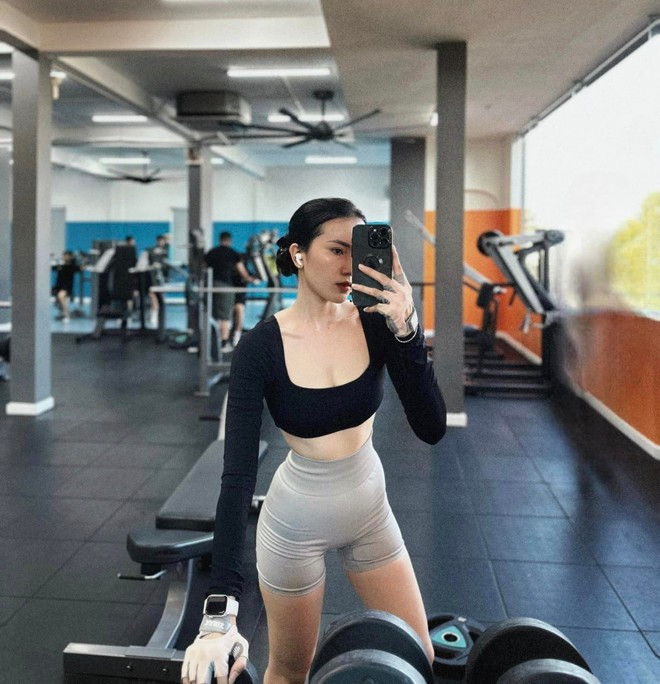 Dẫu vậy, người đẹp cũng đã được tận hưởng không khí náo nhiệt, vui vẻ tại phố đi bộ Nguyễn Huệ cùng những người đam mê bóng đá.