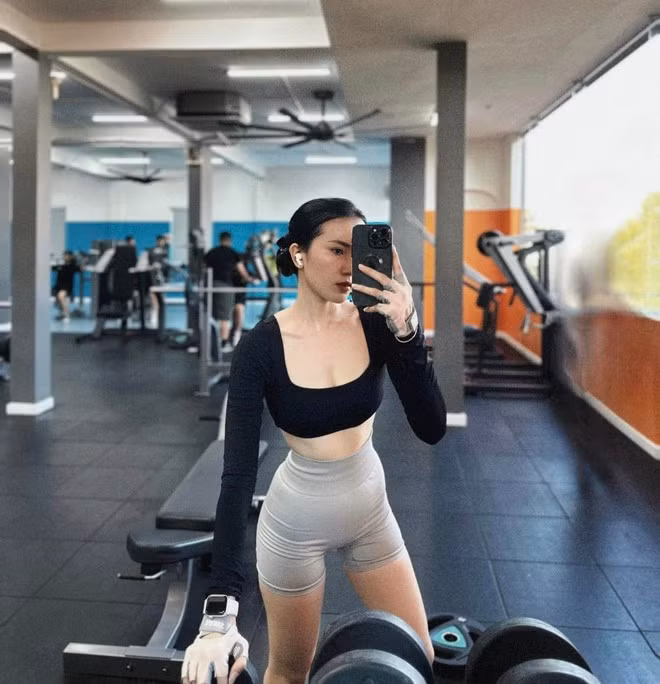 Dẫu vậy, người đẹp cũng đã được tận hưởng không khí náo nhiệt, vui vẻ tại phố đi bộ Nguyễn Huệ cùng những người đam mê bóng đá.