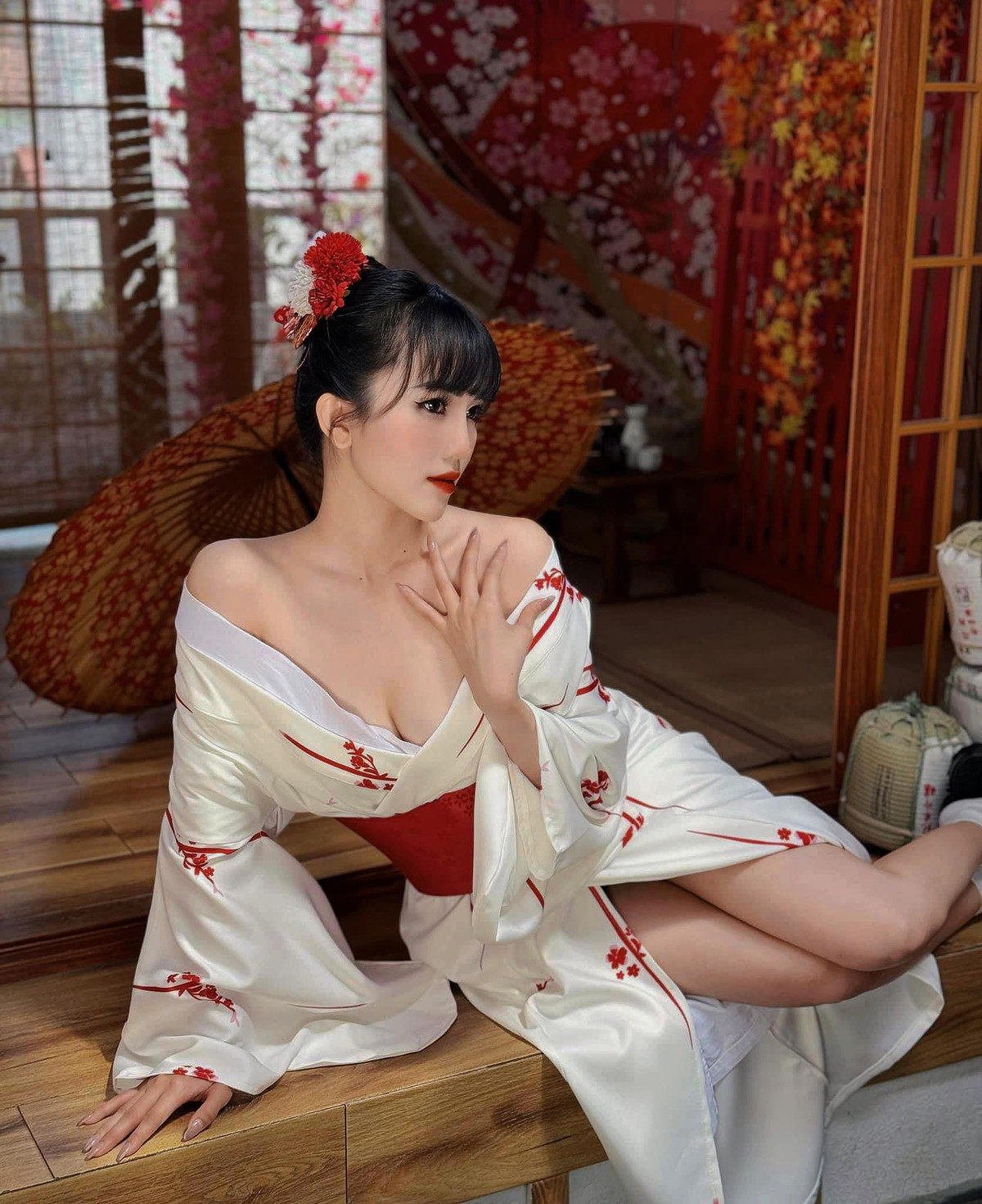 Cách đây nhiều năm, Ngọc Bích nổi tiếng với hành trình thay đổi nhan sắc một cách ngoạn mục, từ cô gái béo mập trở thành nữ huấn luyện viên gym gợi cảm, quyến rũ.