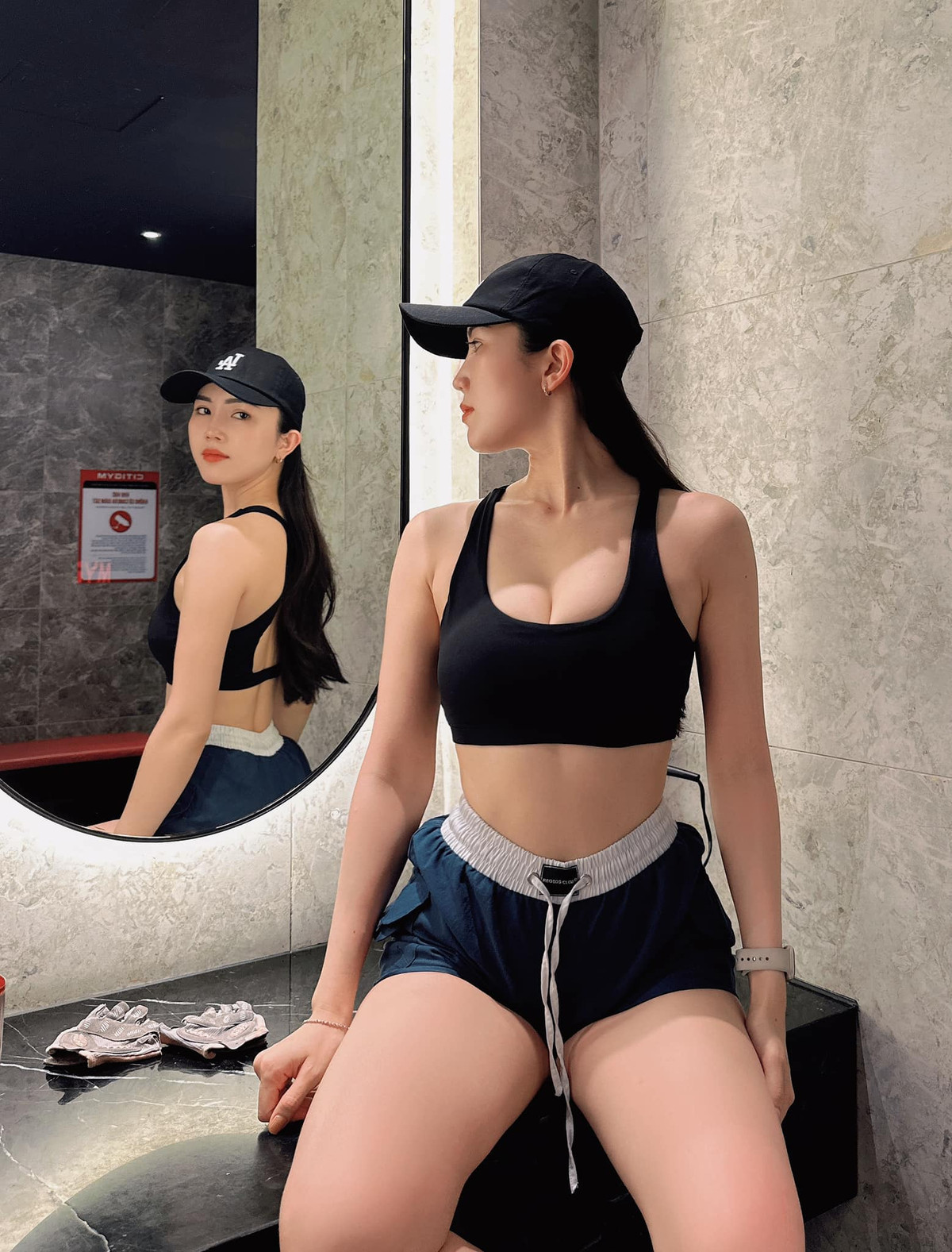 Người đẹp đến từ Đồng Nai cùng bạn bè đều mong mỏi cầu thủ Hà Nội sẽ góp phần thay đổi cục diện trận đấu nhưng cho đến phút cuối cùng, Quang Hải vẫn phải ngồi ở băng ghế chờ.