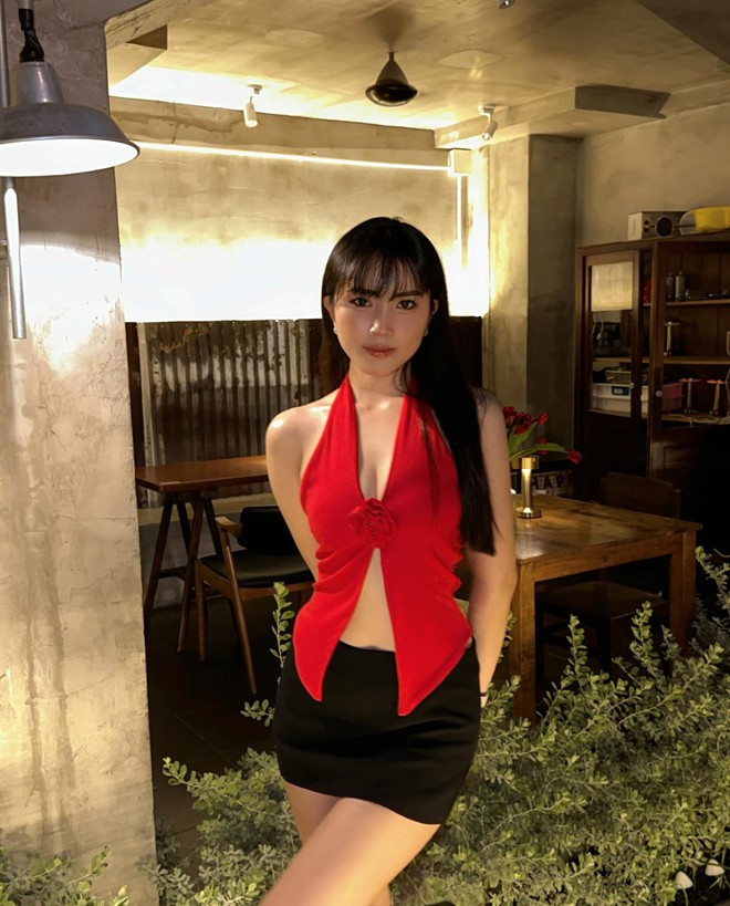 Ngọc Bích cho hay, tối 26/3 cô cùng bạn bè đến phố đi bộ Nguyễn Huệ (TP.HCM) để theo dõi trận đấu giữa Việt Nam – Indonesia trước màn hình lớn. Không khí tại đó rất náo nhiệt, cô cùng các cổ động viên khác nhiệt tình cổ vũ cho đội tuyển nước nhà.