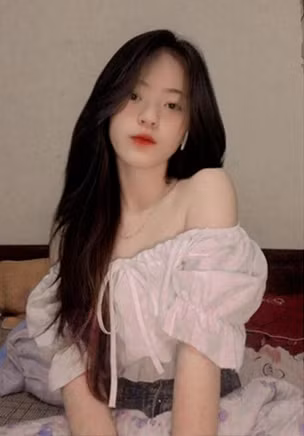 Hiện tại, sau 4 năm trở thành hiện tượng mạng được hàng chục nghìn người yêu mến, Vàng Thị Sinh đã có nhiều sự thay đổi so với trước đây. Không chỉ sở hữu gương mặt dễ thương cùng làn da trắng sứ, cô bé bán lê nay đã biết ăn diện hơn trước rất nhiều.