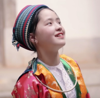 Sau đó, Vàng Thị Sinh tiếp tục tham gia một MV giới thiệu về du lịch Hà Giang.