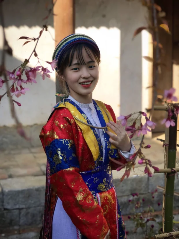 Bẵng đi một thời gian, Vàng Thị Sinh năm nay đã 19 tuổi, cô bé cũng có công việc riêng và nhan sắc ngày càng thăng hạng theo thời gian.