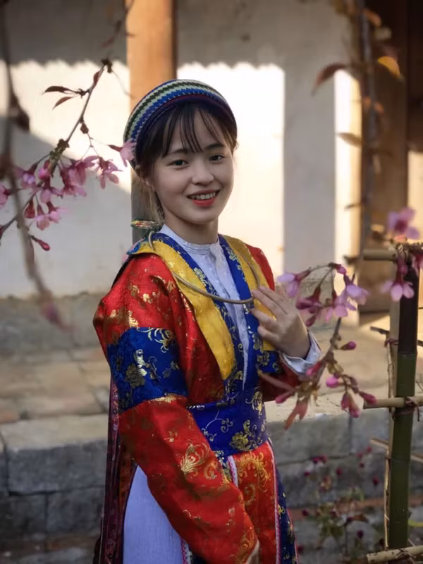 Bẵng đi một thời gian, Vàng Thị Sinh năm nay đã 19 tuổi, cô bé cũng có công việc riêng và nhan sắc ngày càng thăng hạng theo thời gian.