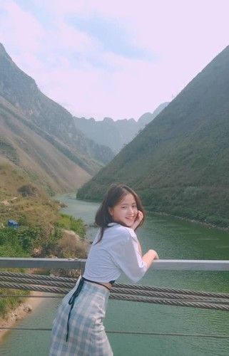 Thêm vào đó, Vàng Thị Sinh cũng đã biết trang điểm để gương mặt mình thêm phần nổi bật. Thế nhưng, vẻ mộc mạc, trong sáng vẫn hiện diện trên gương mặt của cô nữ sinh dân tộc Mèo.