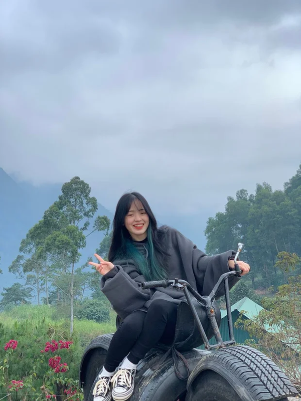 Dù không nhiều nhưng Sinh cũng đã thử sức với những thiết kế khoe xương quai xanh, nhuộm tóc,..