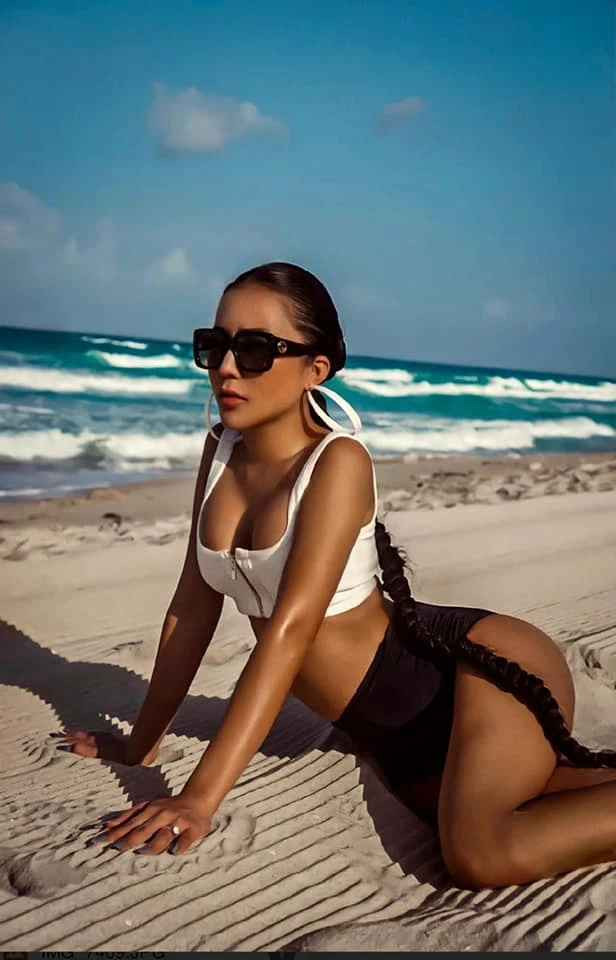 Khuôn mặt Thu Thảo hài hoà, có nét rất tây, cách make-up cũng theo thiên hướng quyến rũ.