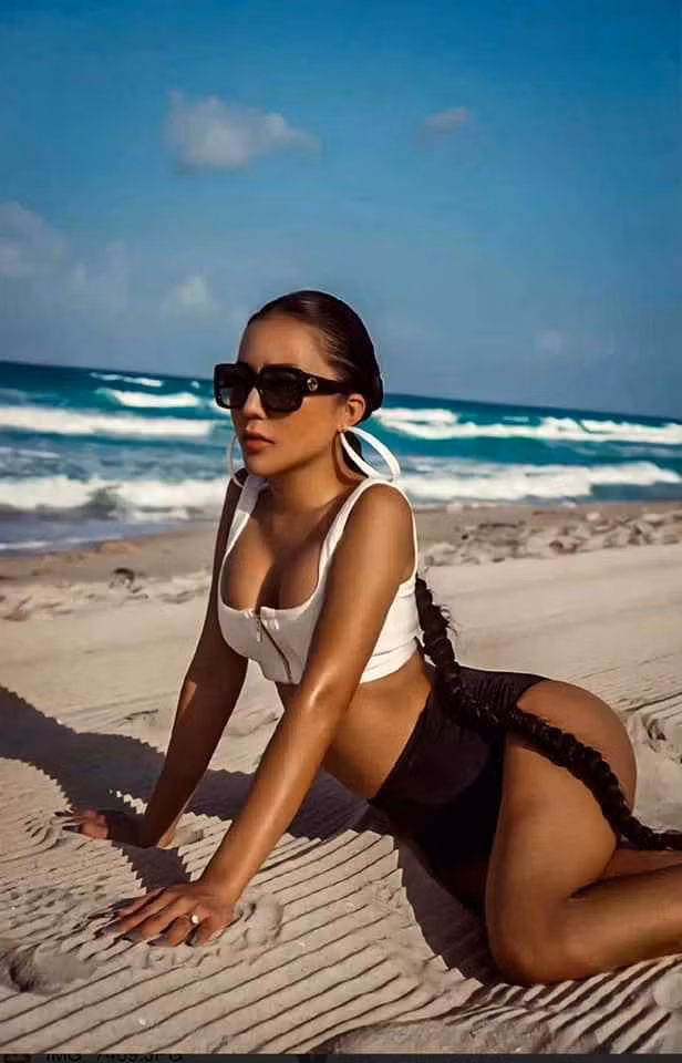 Khuôn mặt Thu Thảo hài hoà, có nét rất tây, cách make-up cũng theo thiên hướng quyến rũ.