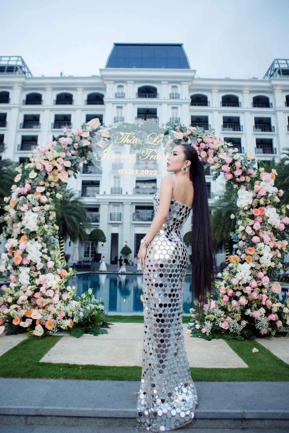 Trước khi làm lễ đính hôn, Thu Thảo và chồng là Jimmy Trương cũng từng trở thành chủ đề bàn tán của dân mạng khi có buổi cầu hôn lãng mạn trên du thuyền.