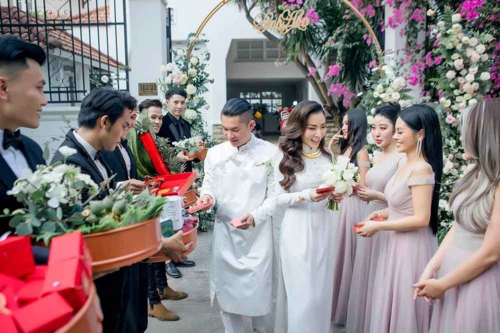 Lướt qua trang Facebook cá nhân của Thu Thảo có thể thấy cuộc sống của cô nàng rất sung túc, thường xuyên check-in ở những địa điểm sang chảnh.