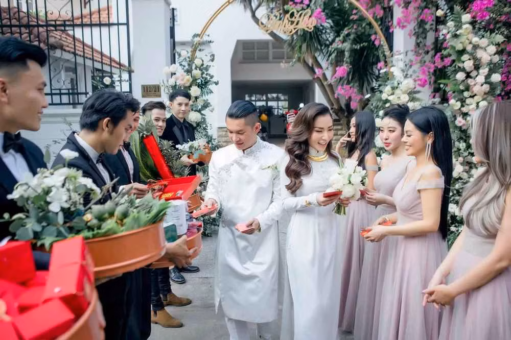 Lướt qua trang Facebook cá nhân của Thu Thảo có thể thấy cuộc sống của cô nàng rất sung túc, thường xuyên check-in ở những địa điểm sang chảnh.