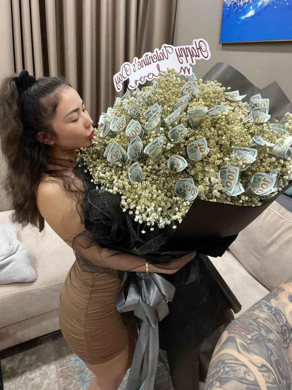 Không chỉ có gia thế khủng và cuộc sống mơ ước, nhan sắc của "cô dâu 100 cây vàng" cũng khiến người khác phải trầm trồ.